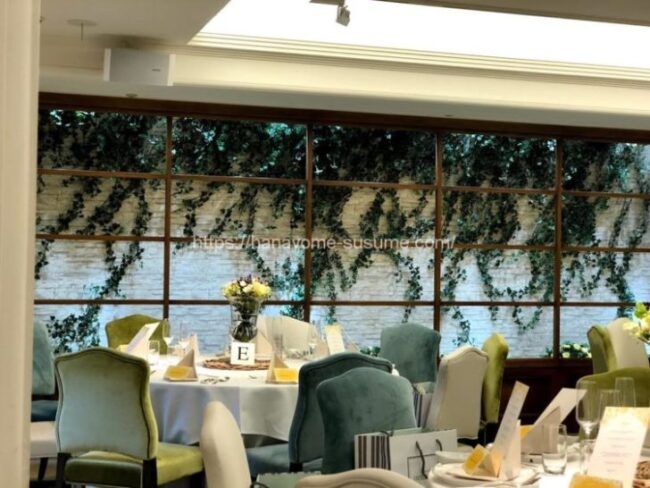 ザ・クラブ・エクセレントコーストの披露宴会場「プランタン」の窓から見える葉っぱ