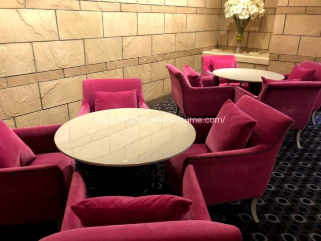 ザ・クラブ・オブ・エクセレントコーストの披露宴会場「ラトーン」を使用した時のゲストラウンジのソファー＆テーブル