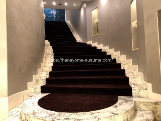 ザ・クラブ・エクセレントコーストの披露宴会場「ラトーン」へと続く大階段を下から見たイメージ