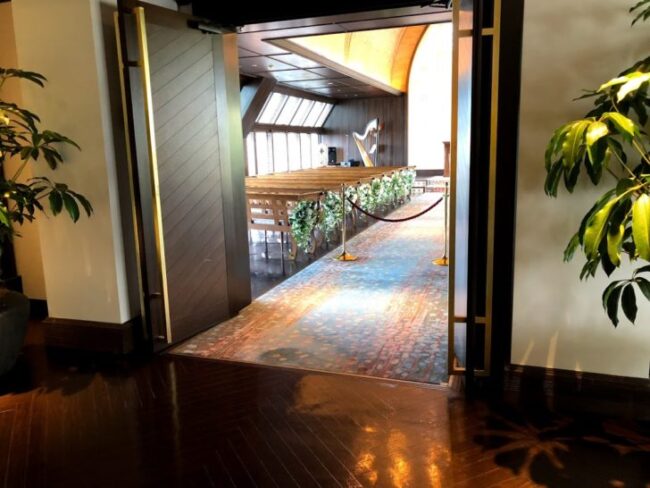 横浜迎賓館のチャペル「サウンドホール」の入口
