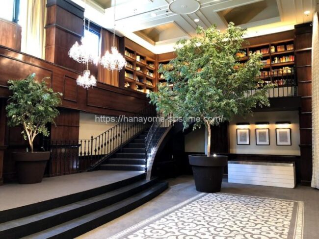 横浜迎賓館の披露宴会場「サヴォイ」の大階段と本棚