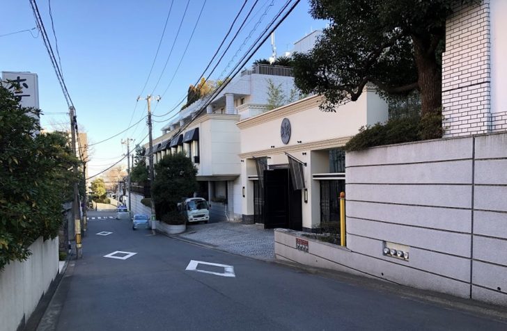 横浜迎賓館のアクセス 外観は 桜木町駅から徒歩13分と急な上り坂のため シャトルバスを使おう ハナヨメのススメ