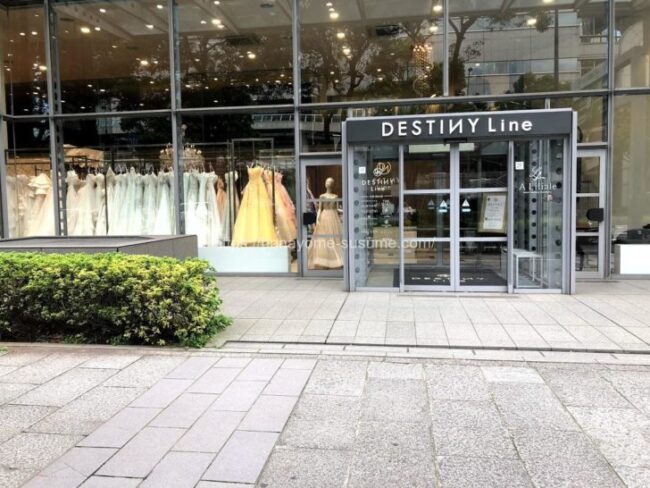 伊勢山ヒルズの提携ドレスショップ「ディスティニーライン」の店舗入口
