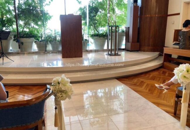 ヨコハマグランドインターコンチネンタルホテルのチャペル「ベイフェアリー」でゲストの座る位置から新郎新婦を見たイメージ