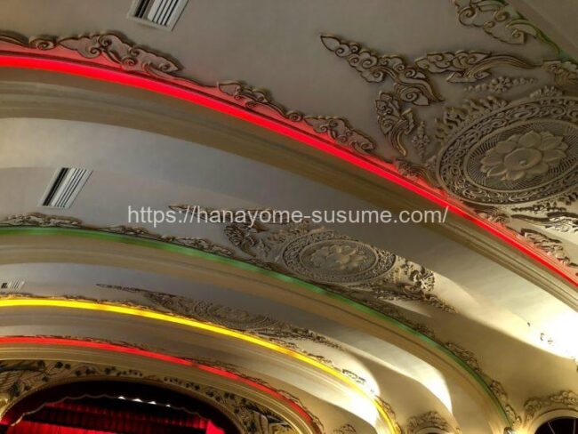 ホテルニューグランドの披露宴会場「レインボーボールルーム」の天井装飾