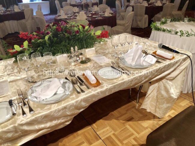 ホテルニューグランドの披露宴会場「レインボーボールルーム」のメインテーブル