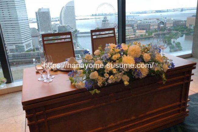 横浜モノリスの披露宴会場のメインテーブルでカーテンを開けた状態のイメージ