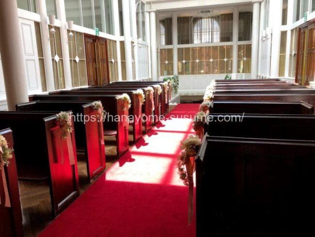 ラ・バンク・ド・ロアのチャペル「音の教会」で新郎新婦側からゲスト席を見たイメージ
