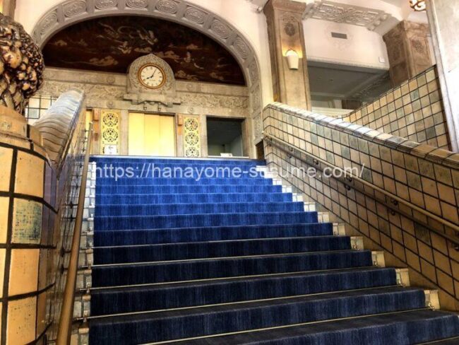ホテルニューグランドの本館入口にある大階段